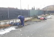 URMĂRIRE CA-N FILME: Un motociclist a gonit cu poliția pe urme. A intrat în parc și a lovit un pieton apoi s-a izbit de o bancă (foto/video)