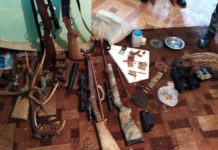 EXCLUSIV PERCHEZIȚII: Unul dintre cei vizați ar fi suspectat că ar fi incendiat mașinile unui polițist de la Arme, Explozivi și Subtanțe Toxice. Se caută arme