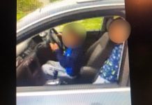 EXCLUSIVITATE: TATĂ FĂRĂ MINTE – Și-a pus copiii să conducă o mașină cu volan pe dreapta la marginea Băii Mari și i-a filmat (foto/video)