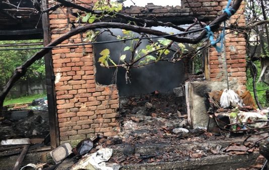 ÎN ZIUA DE PAȘTE LA REMEŢI PE SOMEŞ – Bunica de 87 de ani a preotului greco-catolic din Iadăra a murit într-un incendiu (FOTO, VIDEO)