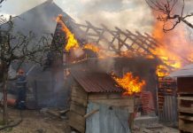 FOC LA VIŞEU DE SUS: Incendiu puternic la o anexă și o casă (FOTO, VIDEO – ACTUALIZARE)