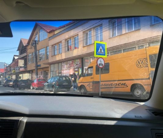 CITITORII ÎN ACȚIUNE: Parcare a la Borșa! Mulți șoferi își lasă mașinile pe unde apucă. Zeci de amenzi aplicate în câteva zile (galerie foto)