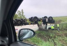 FOTO / A încercat să evite impactul frontal cu un autoturism ce ar fi depășit riscant și s-a răsturnat cu camionul