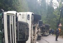 ȘASE ORE BLOCAȚI ÎN TRAFIC: Un ucrainean s-a răsturnat cu TIR-ul în pasul Prislop, la Borșa Complex (foto/video)