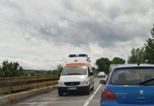 CARAMBOL LA LĂPUȘEL: Trei autoturism și un autocar implicate. O persoană rănită (galerie foto)