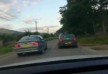 VIDEO – CONTRABANDIȘTI FĂRĂ FRICĂ: Echipaj de poliție blocat în trafic de două mașini ce escortau un transport de țigări ucrainene