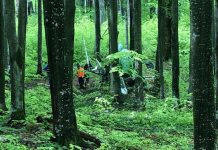 ANCHETĂ PRĂBUȘIRE ELICOPTER SĂPÂNȚA: Pilotul ar fi trăit încă 24 de ore după impactul cu solul. Epava va fi dusă într-un hangar improvizat (foto/video)