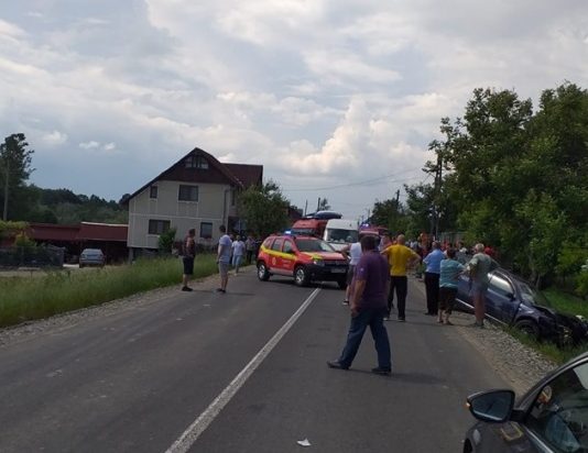 IMPACT FATAL: O persoană rănită în urma coliziunii dintre un autoturism și o autoutilitară la Cărbunar (galerie foto/actualizare)