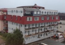 MARAMUREȘ – AL DOILEA COD ROȘU: Acoperiș luat de vânt în Baia Mare. Doi oameni prinși sub darâmături. O țeavă de gaz spartă (FOTO/VIDEO EXCLUSIV)