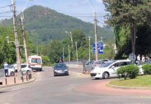 ULTIMĂ ORĂ: Impact între un taxi și un autoturism în Baia Mare. O persoană rănită (foto)