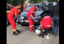 VIDEO EXCLUSIV: O motociclistă din Satu Mare a lovit o mașină, apoi a zburat în alta pe contrasens (actualizare)