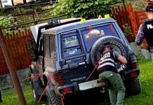 EXCLUSIVITATE FOTO/VIDEO: Avem fotografia și imaginile video care ne arată unde au intrat cele 7 gloanțe trase în mașina de teren la Poienile de Sub Munte. Șoferul încătușat ținut în fund lângă un gard