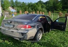 URMĂRIȚI DE POLIȚIE: Șoferul beat al unui BMW a ajuns într-o curte. Cealaltă mașină a fost abandonată (foto/video)