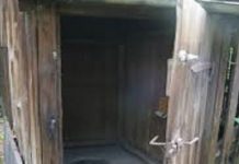 INCREDIBIL: Doi bărbați căzuți în buda din fundul curții la Rona de Sus. Unul a murit (actualizare)