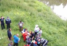 GALERIE FOTO/VIDEO EXCLUSIV – Un șofer ce conducea o mașină cu volan pe dreapta a plonjat în râul Lăpuș, în Târgu Lăpuș (ACTUALIZARE)