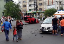 ACCIDEN ÎN BAIA MARE: Doi răniți după ce două mașini s-au ciocnit în intersecție. O mașină pe plafon (foto/video)