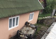 MOISEI: Doi răniţi după ce un şofer a pierdut controlul volanului şi s-a izbit de peretele unei case (FOTO)