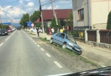 FOTO: Mașină zburată în șanț. Trafic îngreunat în Lăpușel pe DN1C