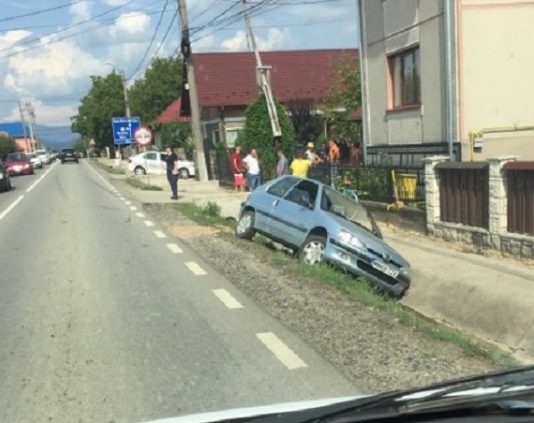 FOTO: Mașină zburată în șanț. Trafic îngreunat în Lăpușel pe DN1C