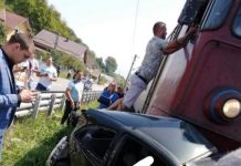 FOTO/VIDEO: Mașină spulberată de tren în Nepos. Doi oameni morți