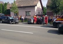 IMAGINI ȘOCANTE: O oră au tăiat pompierii mașina pentru a salva viața unui bărbat încarcerat. A murit la spital (foto/video – ACTUALIZARE)