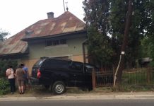 FOTO CITITORI – CASCADORIE PE ȘOSEA: Un șofer beat a ajuns cu dricul mortuar direct în curtea unui localnic din Vișeu de Sus