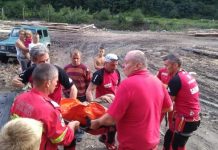 SALVAMONT ÎN ACȚIUNE: Un bărbat a căzut dintr-o căruță într-o râpă pe Valea Vaserului (foto/video)
