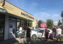 FOTO/VIDEO CITITORI – PANICĂ ÎN INTERSECȚIA GROAZEI: A ajuns cu mașina într-o bancă din Baia Mare