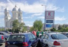 NU LE-A AJUNS PARCAREA: Două mașini s-au ciocnit la Kaufland (foto)