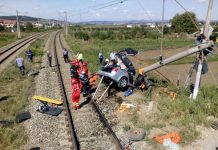 FOTO/VIDEO- ACCIDENT FEROVIAR: Trenul personal Cluj Napoca – Sighet blocat la Jucu. A lovit o mașină. Vegetația în zonă a luat foc (ACTUALIZARE)