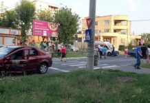 IMPACT ÎN INTERSECȚIE: Două mașini avariate în Baia Mare. O persoană rănită (foto)