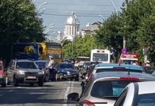 IMPACT ÎN BAIA MARE: Două autoturisme distruse pe Victoriei. O persoană rănită (foto/video)