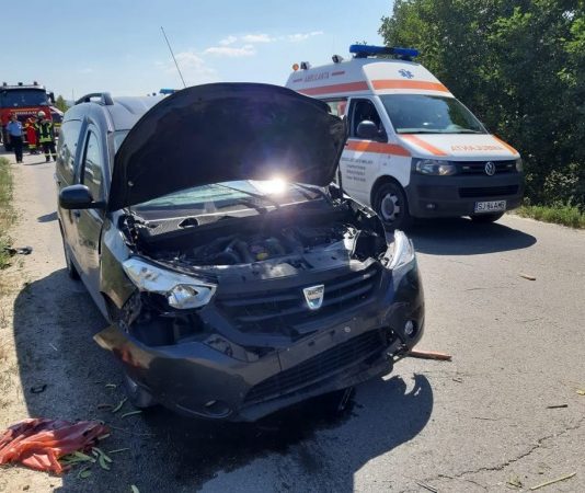 TREI COPII RĂNIȚI: O șoferiță din Maramureș a izbit o căruță intrată aiurea în drumul județean (galerie foto)