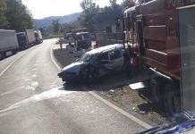 FOTO EXCLUSIV – IMAGINI TERIBILE: Trafic blocat pe DN1C după ce un autoturism s-a ciocnit cu un TIR
