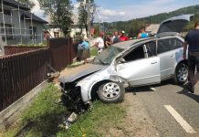 IMPACT TERIBIL: Doi tineri răniți în Leordina după ce s-au lovit cu maşina de un podeț (foto exclusiv, video)