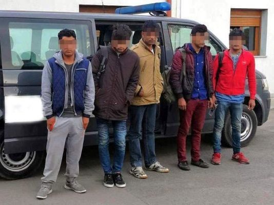 FOTO – PRINȘI ÎN LETCA: 5 afgani aduși la Centrul de Refugiați Șomcuta Mare