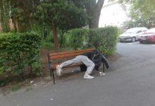 FOTO EXCLUSIV – INDIFERENȚĂ MAXIMĂ: Un tânăr zace inconștient pe bancă între Casa de Cultură și strada Victoriei din Baia Mare