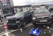 IMPACT ÎN BAIA MARE: Două mașini s-au ciocnit în parcarea de la Auchan (FOTO)