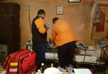 FOTO: SIGHET – Bătrân paralizat, abandonat și lăsat să îl mănânce viermii de viu. Jurnaliștii au intervenit în acest caz social grav