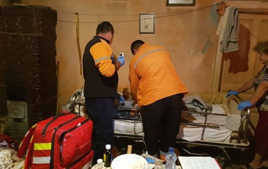 FOTO: SIGHET – Bătrân paralizat, abandonat și lăsat să îl mănânce viermii de viu. Jurnaliștii au intervenit în acest caz social grav