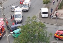 IMPACT VIOLENT: S-au ciocnit la intersecția Bd Republicii cu strada Moldovei. Trei adulți și trei copii răniți (FOTO/VIDEO)