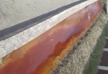 EXCLUSIV – POLUARE ÎN BAIA MARE? Apă roșiatică pe strada Nucului (FOTO/VIDEO)
