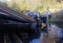 VALEA CHIOARULUI:  A frânat pentru a evita producerea unei coliziuni, însă a ajuns cu autoutilitara în albia unui pârâu (FOTO)