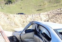 FOTO EXCLUSIV ACCIDENT: Un tânăr de 21 ani încarcerat într-o mașină cu volan pe dreapta în zona Gura Repezii din Borșa