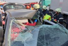 IMPACT VIOLENT: Un autoturism s-a lovit de un TIR pe drumul Satu Mare – Baia Mare (Galerie foto)