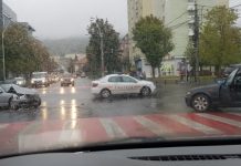 GALERIE FOTO/VIDEO – Impact violent între două BMW-uri în intersecția de la VIVO MALL din Baia Mare