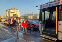 ACCIDENT: Impact violent în Baia Mare. A intrat cu mașina în autobuz (galerie foto)
