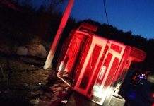 ACTUALIZARE/GALERIE FOTO: Camion cu balast răsturnat între Șomcuta și Tulghieș. Șoferul băut, soția și băieţelul său de doi ani erau în cabină