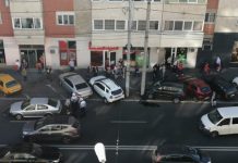 GALERIE FOTO: Impact violent pe bd Republicii din Baia Mare. O mașină proiectată în stâlp