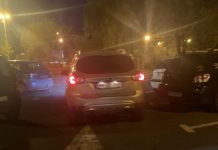 BAIA MARE: A lovit două mașini în parcare și a plecat liniștit. Martorii susțin că e beat (FOTO)